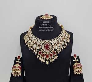 Ensemble de bijoux de mariée Kundan vert 12558 plaqué or, collier et boucles d'oreilles avec imitation perle et pierre doublette, pour mariage et fêtes. - Product Image 6