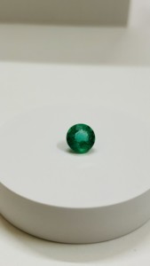 Émeraude zambienne naturelle de 2,16 carats, taille brillant ronde, couleur vert vif, par Sadiya International - Product Image 2