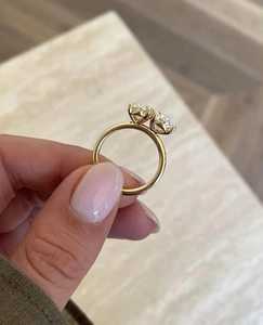 Anillo de compromiso Toi et Moi con 3 diamantes cultivados en laboratorio, ovalados y en forma de pera, anillo de diamantes Toi et Moi en oro de 14k, certificado por IGI. - Product Image 3