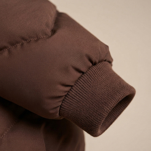 Chaqueta Corta Acolchada de Moda para Mujer, Color Marrón Chocolate, con Bolsillos con Cremallera, Cintura Ajustada y Forro Acolchado, Estilo Bomber Parka - Product Image 5