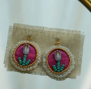 ต่างหูงานปักมือประดับมุกและลูกปัด ผ้าฝ้ายปักลายคลาสสิก น้ำหนักเบา  สามารถปรับแต่งได้ตามต้องการ - Product Image 6