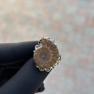 Bague en argent sterling 925 faite à la main avec ammonite fossile et pierres précieuses, plaqué argent naturel, bijou tendance pour cadeau de mariage - Product Image 1
