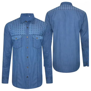 Chemise en jean matelassée pour homme de qualité supérieure, bleu moyen, design texturé aux épaules, manches longues, boutonnée. - Product Image 3