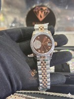Montre pour femme en argent sterling Iced Out VVS avec lunette sertie de diamants, cadran marron, affichage de la date, mouvement à quartz analogique, en vente