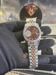 Reloj de Plata de Ley para Mujer con Incrustaciones de Diamantes VVS, Bisel con Diamantes, Esfera Marrón, Visualización de Fecha, Movimiento de Cuarzo Analógico, en Venta - Product Image 4