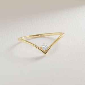 Anillo de Boda Minimalista en Forma de V con Corte Redondo de Moissanita, Anillo Curvo de Plata 925 Original con Baño de Oro para Mujer, Joyería de Boda - Product Image 1