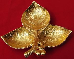 Ensemble de paniers en métal doré en forme de cœur avec trois boîtes martelées et couvercles à motifs floraux - Product Image 5