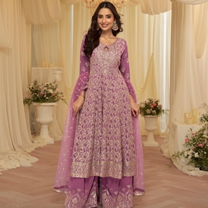 Ensemble de salwar kameez brodé en georgette avec des détails en fil de zari et des paillettes, une tenue ethnique élégante conçue pour les femmes. - Product Image 1