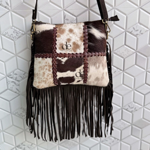 Bolso bandolera de cuero de vaca con flecos y parches, hecho a mano de alta calidad, con pelo de animal, estilo gypsy, a la moda. - Product Image 1