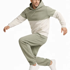 Ensemble de survêtement sportif sur mesure de qualité supérieure, coupe ajustée, pour la gym, le fitness, l'entraînement et la course à pied, en vente - Product Image 2