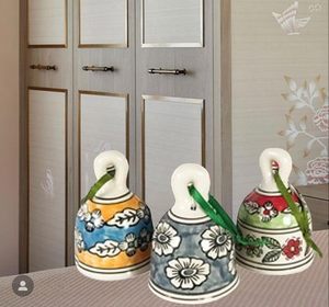 Campana de Cerámica, Decoraciones Navideñas Hechas a Mano, Estilo Tradicional con Cinta, Adorno para Colgar en la Pared, Decoración Interior, Patrón Floral de 3 Colores - Product Image 3