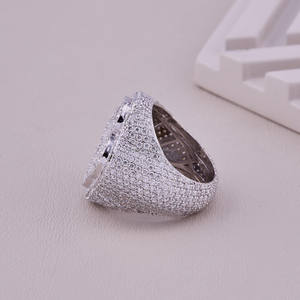 Anillo de compromiso de moissanita con corte baguette y diseño de trébol, estilo hip hop, de lujo, de plata de ley 925 con baño de rodio, joyería de regalo de boda con incrustaciones. - Product Image 3