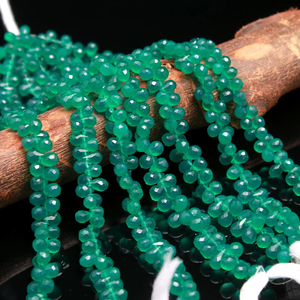 Perles à facettes naturelles en pierre de briolette d'onyx vert à facettes 5*7mm en forme de goutte - Product Image 1