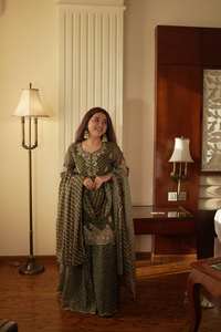 Kurti Chinon Estampado con Bordado Delantero y Trasero y Adornos de Diamantes, Conjunto Étnico para Mujer con Sarara a Juego y Dupatta con Bordado en el Borde - Product Image 3