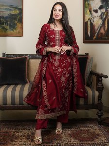Conjunto de Kurti y Pantalón Bordado Color Granate de Lujo con Dupatta |   Traje Salwar de Diseñador para Mujer, para Bodas y Fiestas - Product Image 1