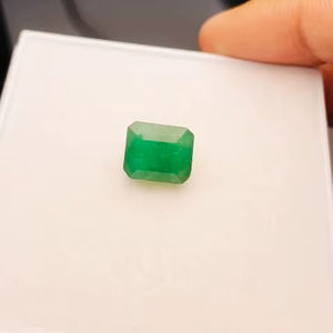 มรกตทรงเหลี่ยมธรรมชาติ 6.10 กะรัต คุณภาพดี สีเขียวสวยงาม ขัดเงาอย่างดี เหมาะสำหรับทำเครื่องประดับทุกชนิด - Product Image 3