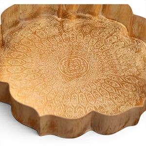 Plateau décoratif en fer artisanal |   Plateau de service en métal gravé de motifs floraux |   Décoration moderne multifonctionnelle pour mariage, anniversaire et maison - Product Image 3