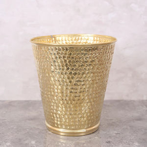 Poubelle en acier inoxydable finition or martelé, design élégant, idéale pour les chambres d'hôtel, les zones de réception et les événements, provenance Inde. - Product Image 1
