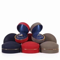 Boîte à bijoux de luxe classique en cuir PU avec logo personnalisé, coque rigide, bordure métallique, pour la demande en mariage, le rangement des bagues et la présentation de mariage