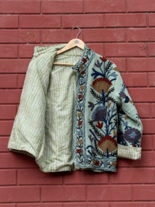 Chaqueta de Algodón Sujani Verde Menta Bordada a Mano para Mujer, Estilo Étnico Bohemio Floral, Ropa Exterior para Compradores Mayoristas de Boutiques en Línea - Product Image 6