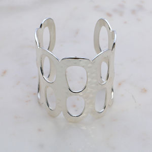 Brazalete de latón martillado hecho a mano - Brazalete geométrico audaz con aberturas - Brazalete ancho llamativo para mujer - Product Image 4