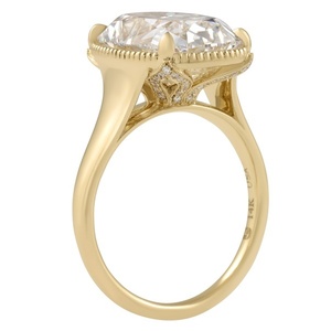 Anillo de lujo de oro amarillo macizo de 14k con diamante cultivado en laboratorio certificado IGI de 6.32 quilates con corte cojín, halo milgrain y diseño floral tipo galería. - Product Image 4
