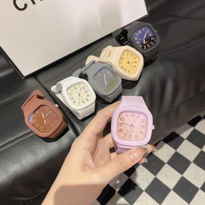 Reloj de cuarzo de silicona cuadrado para estudiantes, nuevo, en oferta, moderno y a la moda, modelo deportivo, reloj de cuarzo para parejas. - Product Image 2