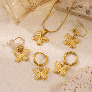 Collar con colgante de mariposa para mujer en acero inoxidable 304 con revestimiento chapado en oro de 18 quilates e incrustaciones de perlas con cadena de serpiente. - Product Image 1