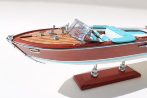 Modelo Pequeño |   Modelo de Lancha Italiana RIVA AQUARAMA de 25 cm, Hecho a Mano en Madera, Estilo Deportivo Moderno para Mesa - Product Image 3