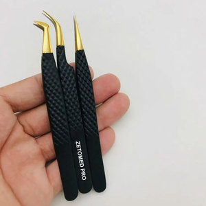 Pince à épiler en acier inoxydable à pointe en fibre pour une préhension parfaite, noire et dorée, pour extensions de cils, avec pointes pointues et volume - Product Image 1