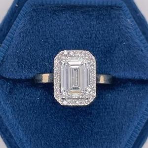 Anillo de Compromiso con Diamante Corte Esmeralda y Halo en Oro Amarillo Sólido, Estilo Vintage, con Halo Oculto, Anillo de Promesa para Mujer - Product Image 1