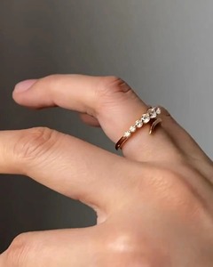 Anillo de boda de oro macizo de 14k con diamante cultivado en laboratorio de corte redondo y abertura, anillo de boda para mujer con engaste cruzado, anillo apilable tipo brazalete - Product Image 4