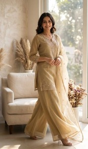 Conjunto de ropa étnica para mujer con top de tela Cosmos premium con lentejuelas, pantalones palazzo y dupatta de encaje de organza. - Product Image 1