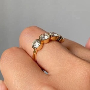 แหวนเพชรทรงกลม 1.20 กะรัต ฝังแบบ Bezel Set เพชรเลี้ยงในห้องปฏิบัติการ ดีไซน์ทันสมัย ครึ่งวงแหวนแบบ Eternity สำหรับงานแต่งงาน แหวนเพชรแบบมินิมอลประดับเพชรหลายเม็ด - Product Image 2