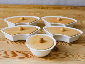 ชุดจานหมุนเสิร์ฟขนมแบบ Lazy Susan พร้อมช่องเซรามิกและฐานไม้ สำหรับโต๊ะอาหารเพื่อความสะดวกในการรับประทานอาหารและงานเลี้ยงสังสรรค์ - Product Image 2