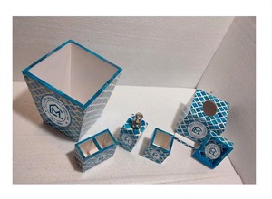 Ensemble cadeau de luxe personnalisé en résine artisanale, sept pièces, avec motif en relief, pour mariages et événements d'entreprise - Product Image 4