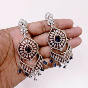 Boucles d'oreilles chandelier classiques en strass plaqué argent de luxe pour mariages et soirées - Product Image 2