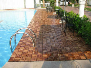 Dalles de terrasse carrées en bois d'acacia du Vietnam massif, antidérapantes, imperméables et emboîtables pour jardin, balcon et patio extérieurs - Product Image 6