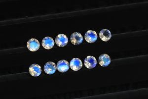 พลอยมูนสโตนสีรุ้งทรงกลมขนาด 4 มม. แบบเจียระไนเหลี่ยม - Product Image 5