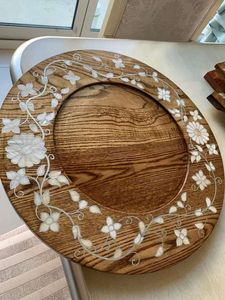 Plateau de service rond en bois fait main, élégant, avec incrustation de nacre florale, idéal comme cadeau de Ramadan. - Product Image 1