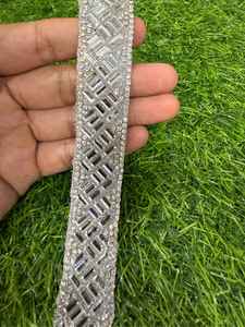 Belle dentelle Cutdana artisanale qui allie un look traditionnel et moderne... - Product Image 3