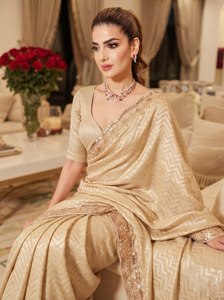 Elegante Saree de Seda Beige con Borde Bordado, Traje Formal de Boda para Mujer, Estilo India-Pakistán - Product Image 4