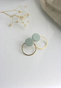 Pendientes de Aro Dorados con Disco de Cerámica Blanca Moteada - Aros Colgantes Minimalistas con Disco de Piedra - Joyería Moderna Neutral para Fiestas, Bañados en Rodio - Product Image 4