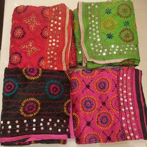 Écharpe Phulkari brodée avec travail miroir, cadeau pour elle, souvenir de retour, écharpe Patola, écharpe pakistanaise. - Product Image 5