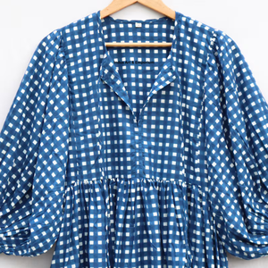 Belle robe en coton à motifs floraux, imprimée à la main, pour un usage décontracté. - Product Image 3