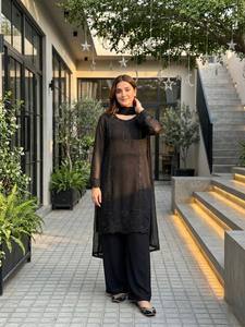 Traje Anarkali Negro Bordado para Mujer con Dupatta de Red, Largo hasta el Suelo, Estilo Modesto para Fiesta, Estilo Indio Pakistaní, Corte Regular - Product Image 4