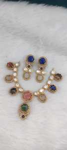 Ensemble de collier de qualité supérieure, magnifiques boucles d'oreilles, s'adaptent à toutes les tenues, parfait pour toutes les occasions, style minimaliste, design unique, bijoux. - Product Image 3