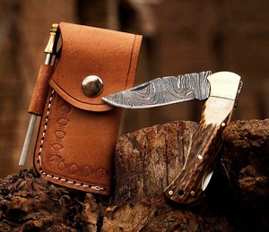 Cuchillo Plegable de Acero de Damasco de Grado Industrial Hecho a Mano con Mango de Acero Inoxidable y Hoja Recta con Punta de Clip para Uso en Bolsillo - Product Image 1