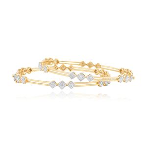 Par de Brazaletes Geométricos de Tres Líneas con Diamantes Redondos en Oro Amarillo de 14K - Product Image 4