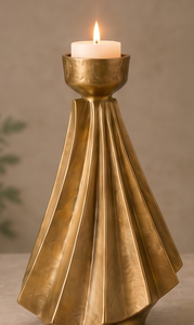 Candelabro de Metal Dorado Abstracto de Lujo, Diseño Acanalado Único, Soporte para Velas Cónicas, Decoración Artesanal para Mesa de Sala de Estar u Hotel - Product Image 5